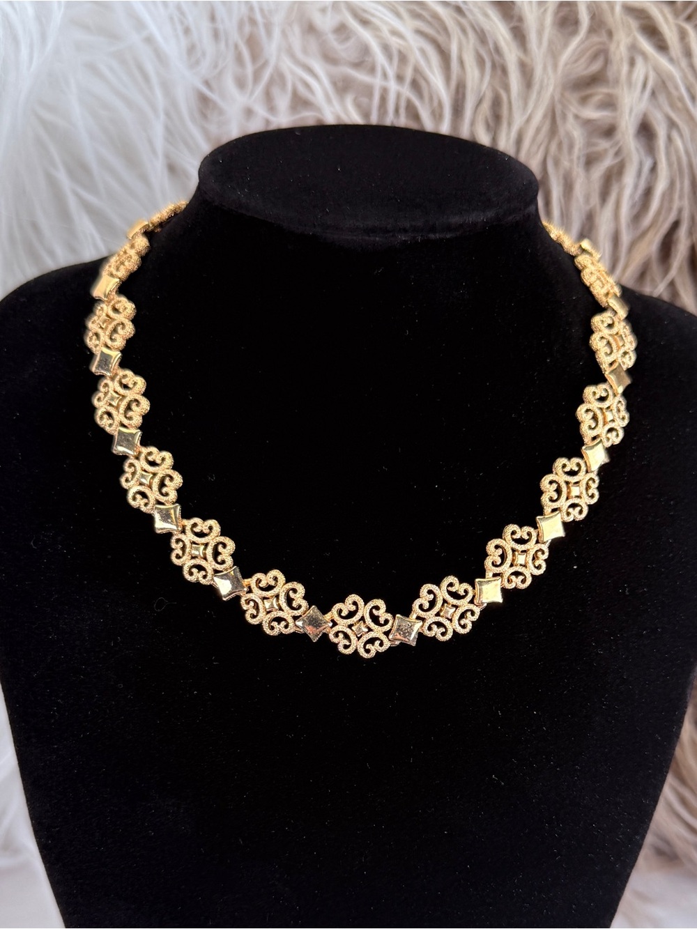 Vintage 1971 Avon Precious Pretenders Goldtone Filigree Necklace - Picture 10 of 10
